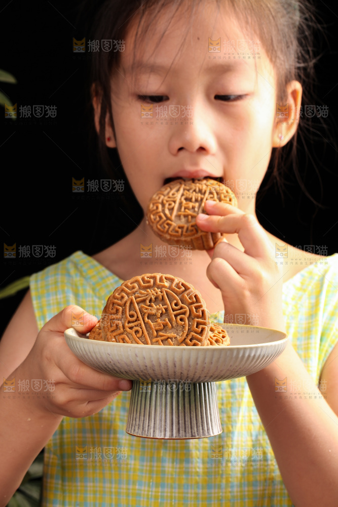 女孩正在吃着荞麦月饼