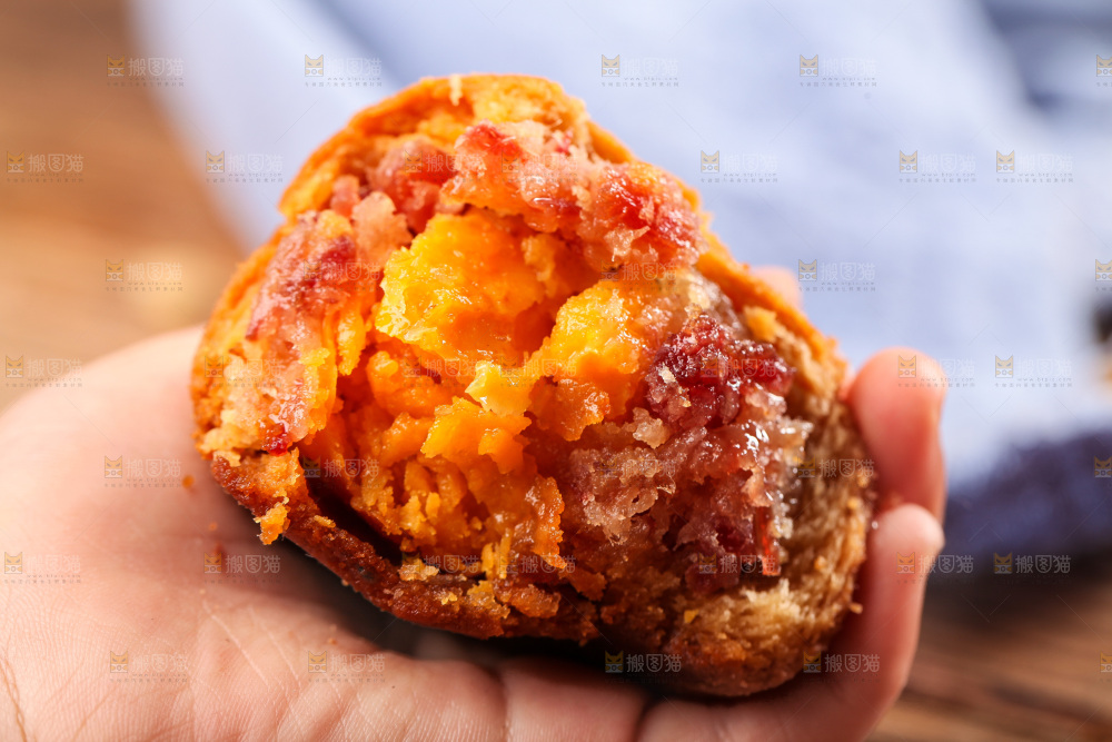 手里拿着火腿蛋黄月饼