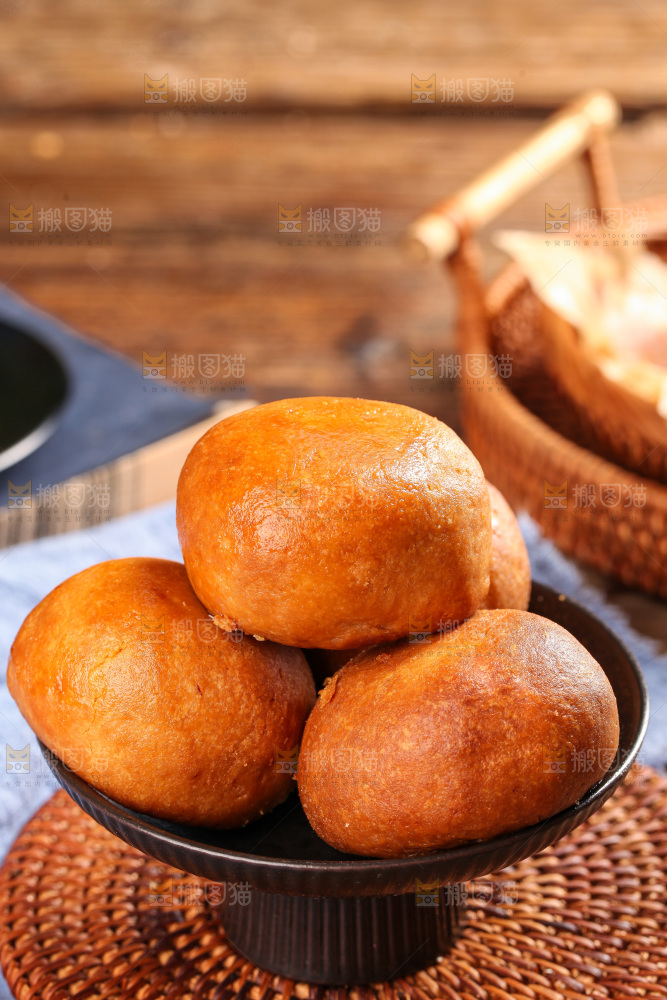 盘子里的火腿蛋黄月饼