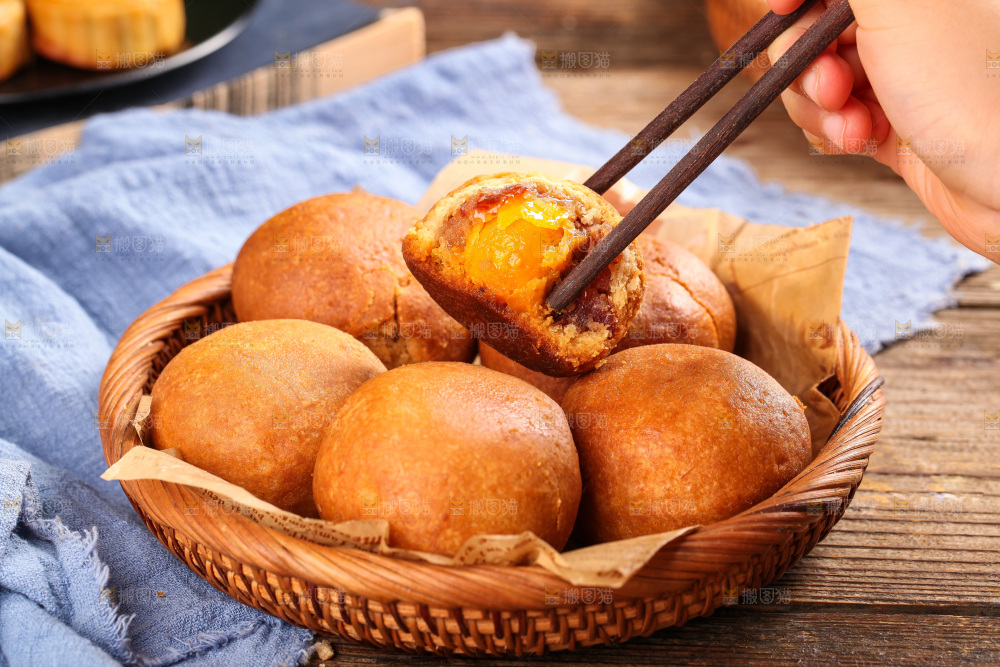 筷子夹着火腿蛋黄月饼