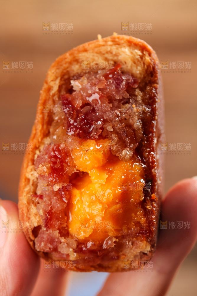 手拿着火腿蛋黄月饼