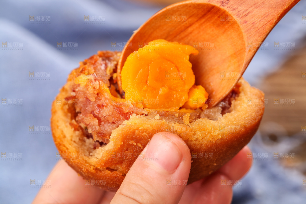 勺子上的蛋黄