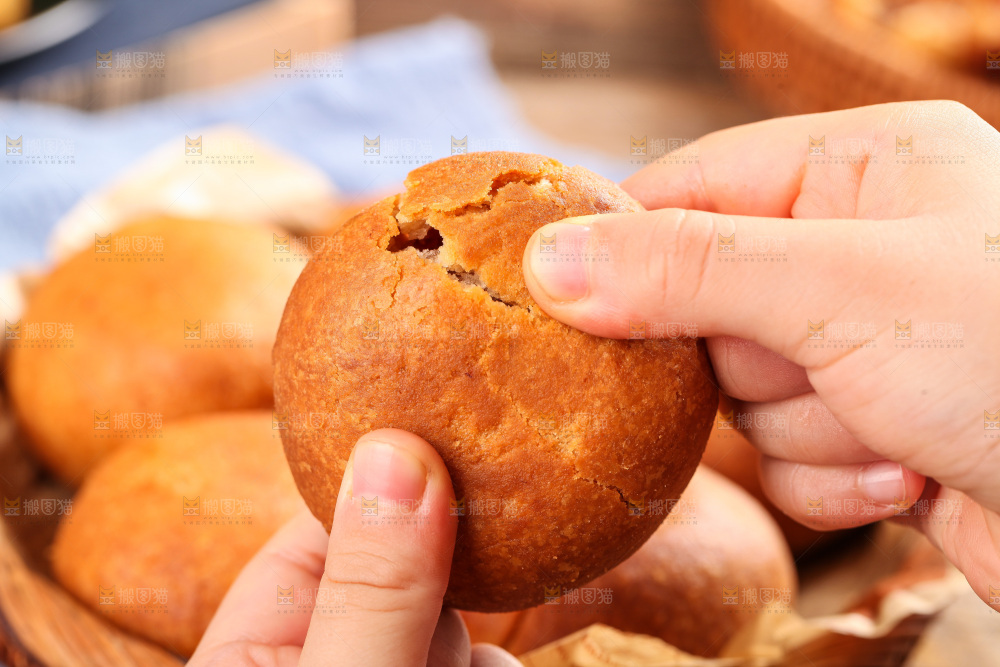 手里拿着火腿月饼