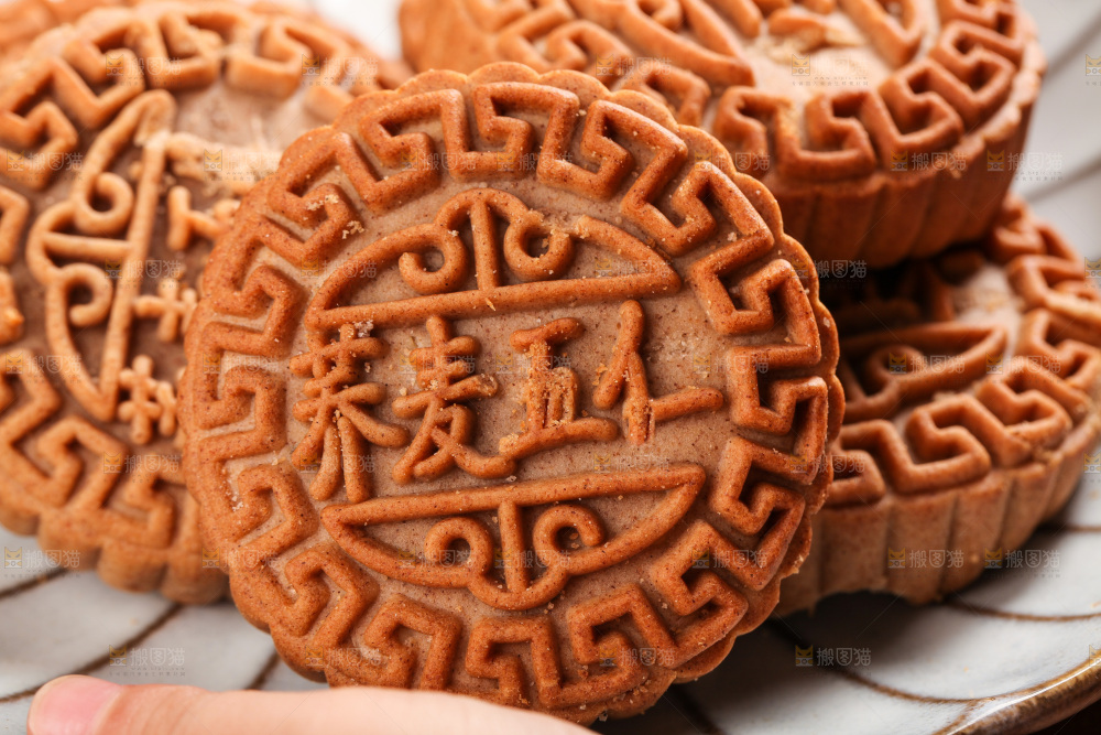 堆放着的荞麦五仁月饼