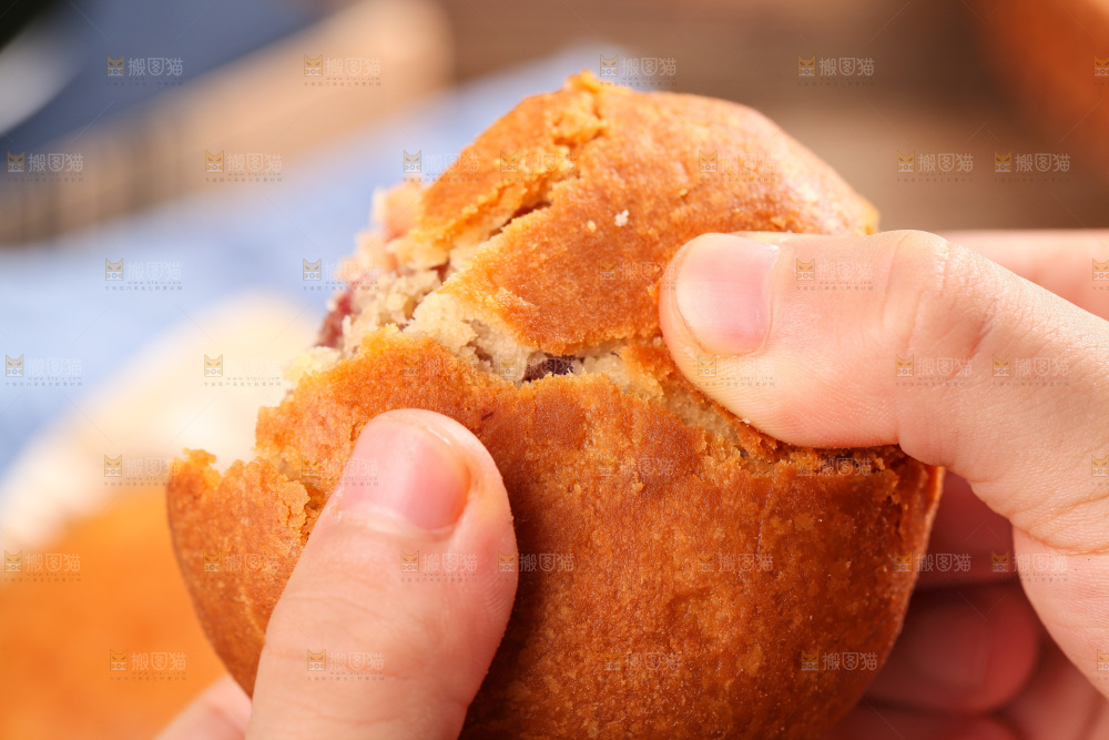手里拿着掰开的火腿月饼