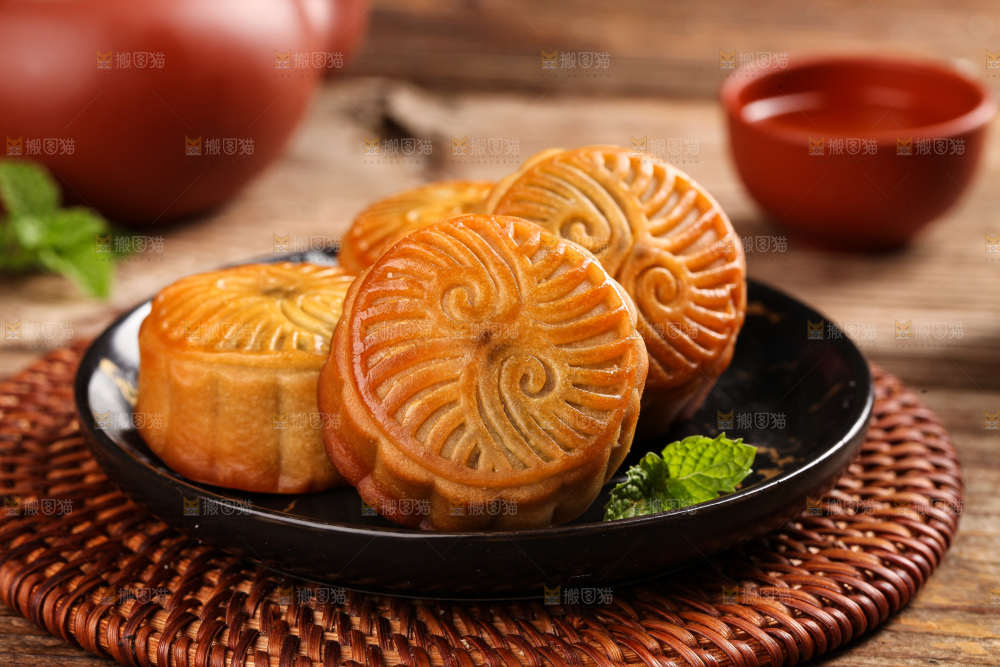 盘子里的水果月饼