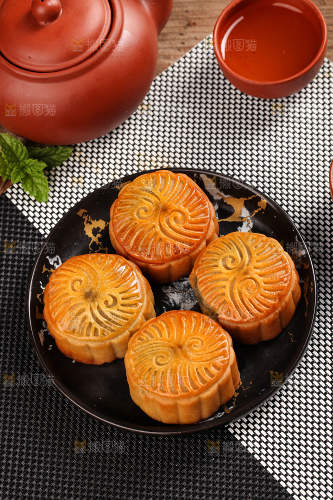 盘子里的水果月饼