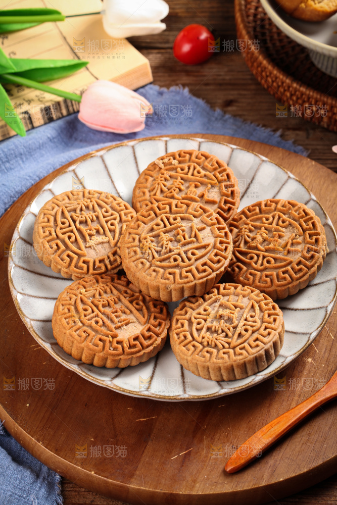 盘子里的荞麦五仁月饼