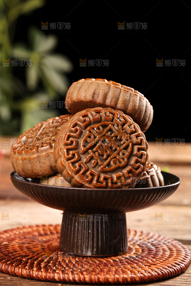 盘子里的荞麦五仁月饼