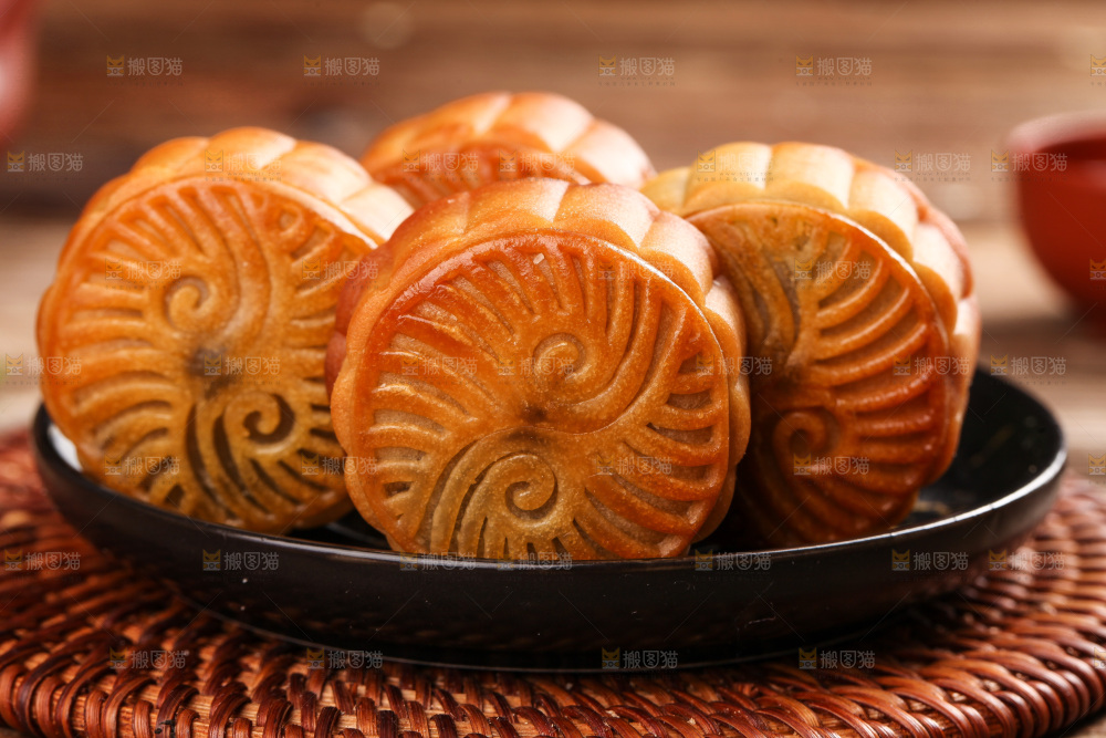 盘子里的水果月饼