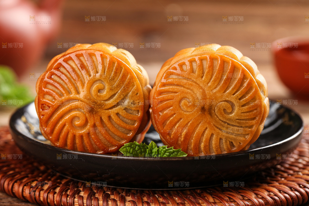 盘子里的水果月饼