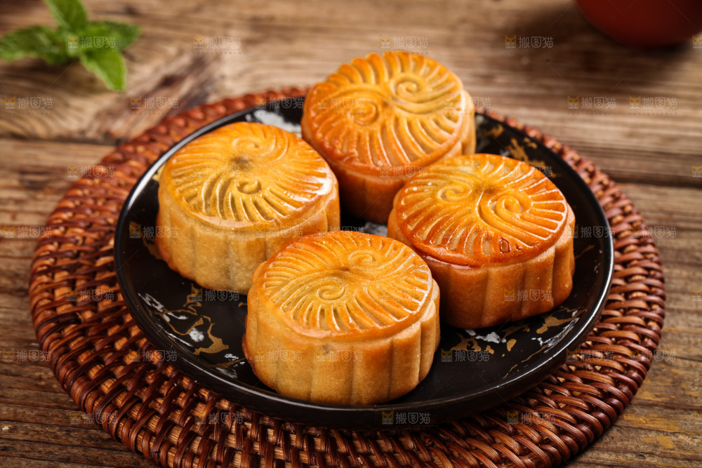盘子里的水果月饼