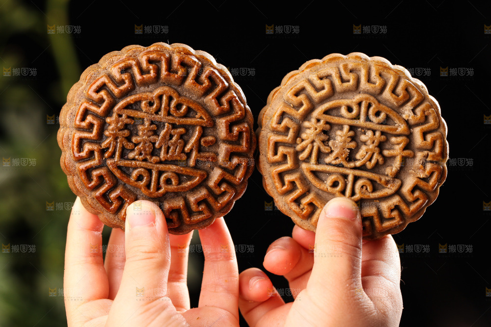 手里拿着荞麦五仁月饼