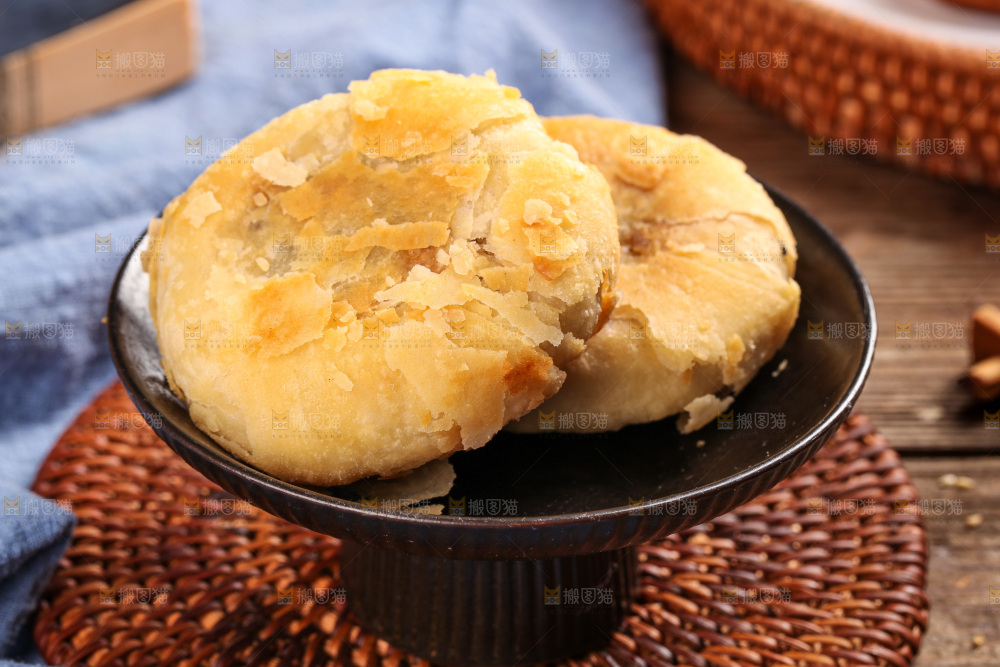 盘子里的酥皮月饼
