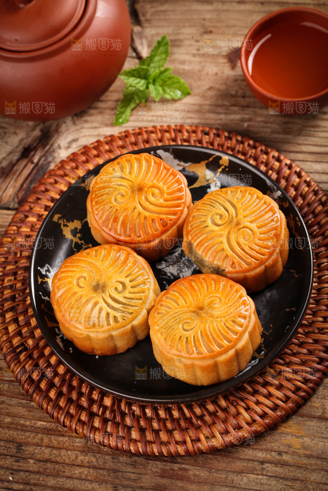 盘子里的水果月饼