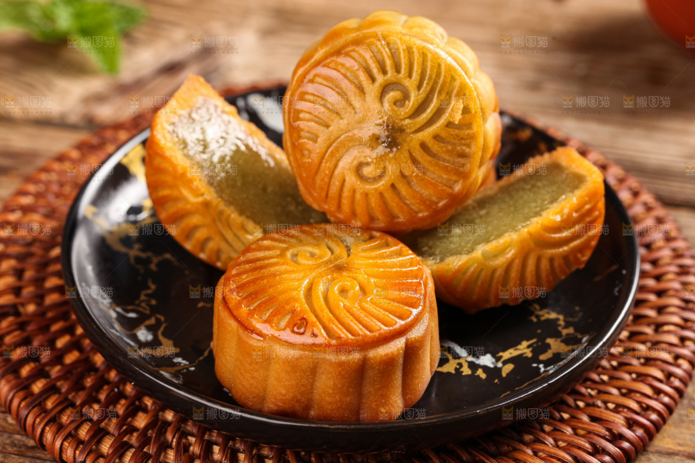 盘子里的水果月饼