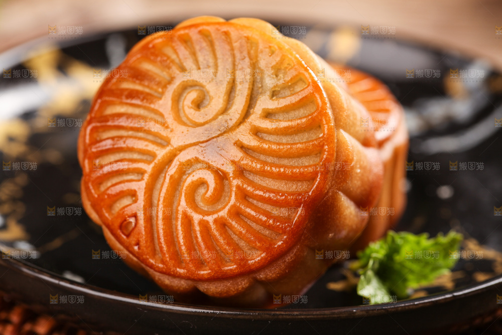 盘子里的水果月饼