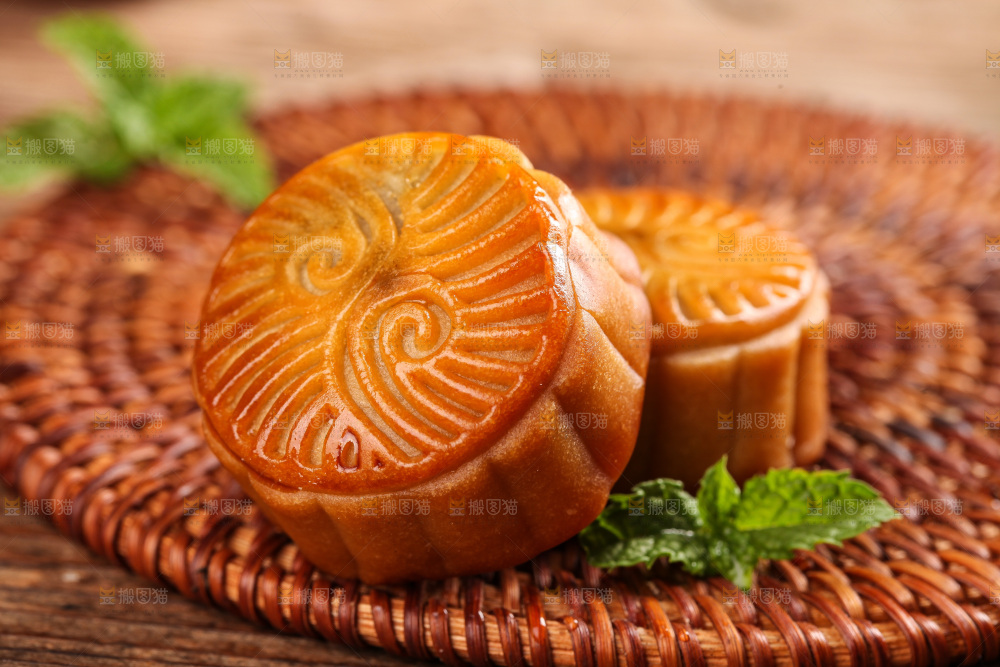 竹编垫上的水果月饼