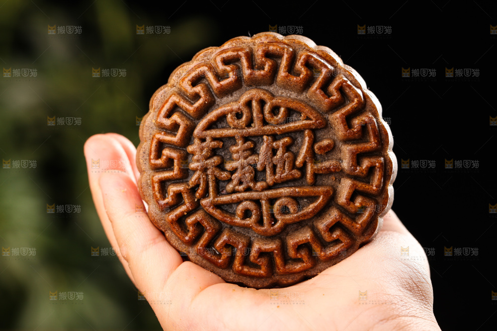 手里拿着荞麦五仁月饼