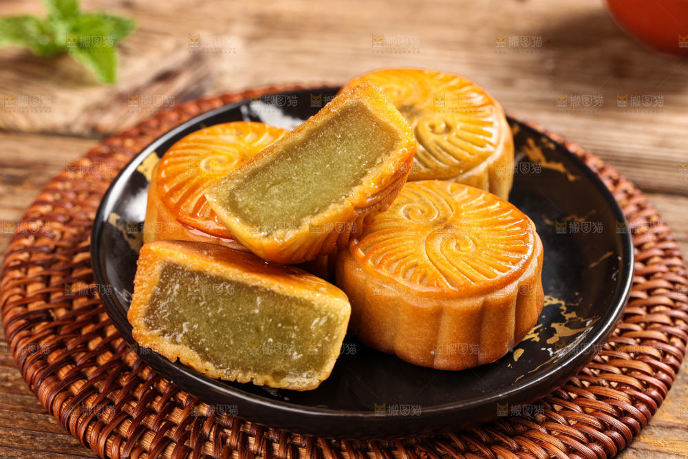 盘子里切开的水果月饼