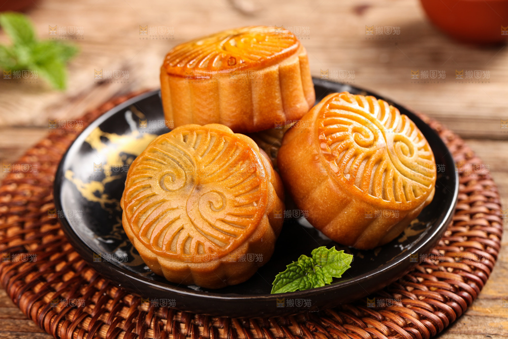 盘子里的水果月饼