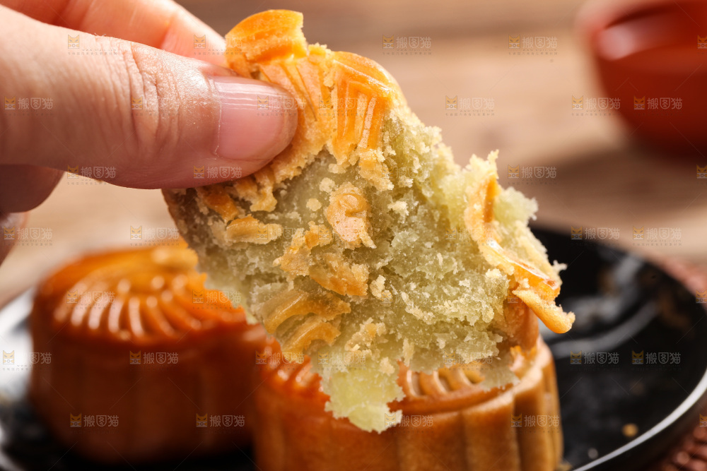 手上拿着水果月饼