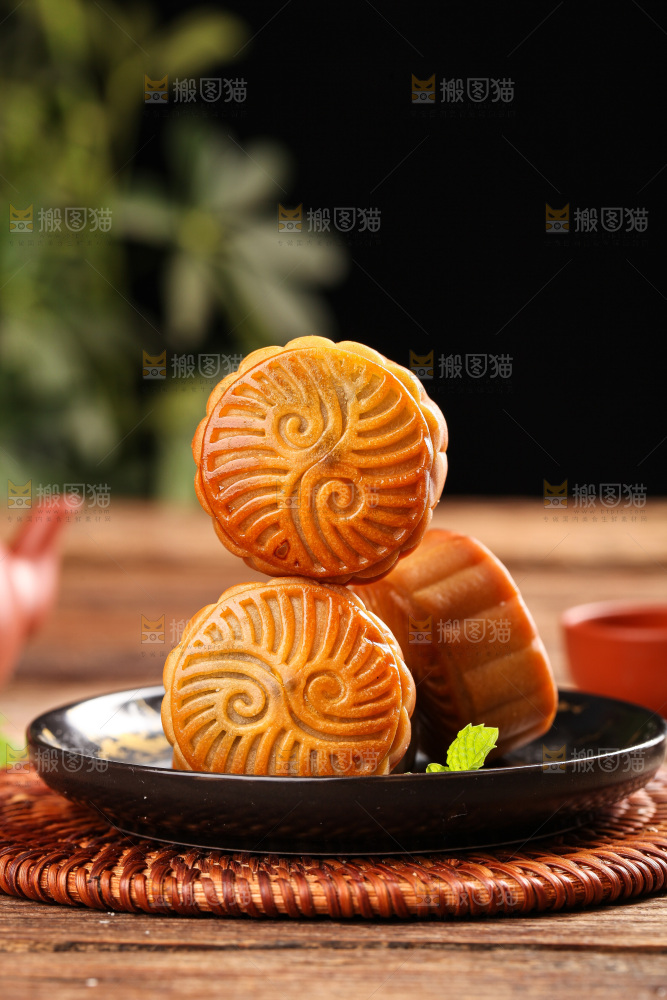 盘子里的水果月饼