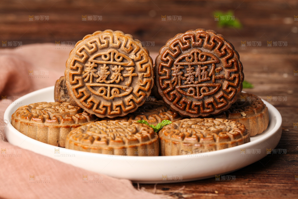 盘子里的荞麦五仁月饼