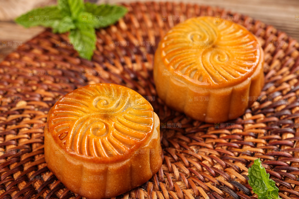 竹编垫上的水果月饼