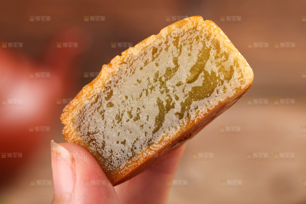 手上拿着切开的水果月饼