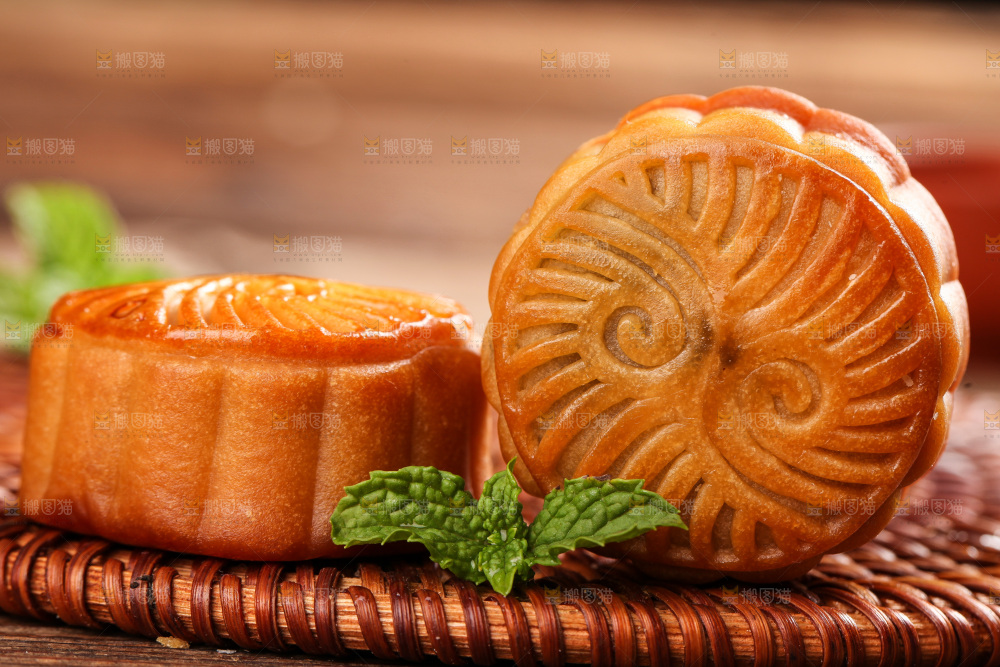 竹编垫上的水果月饼