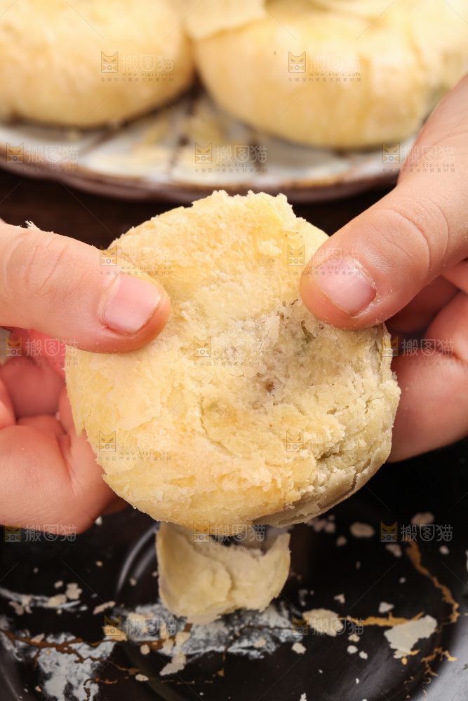 手拿着酥皮月饼