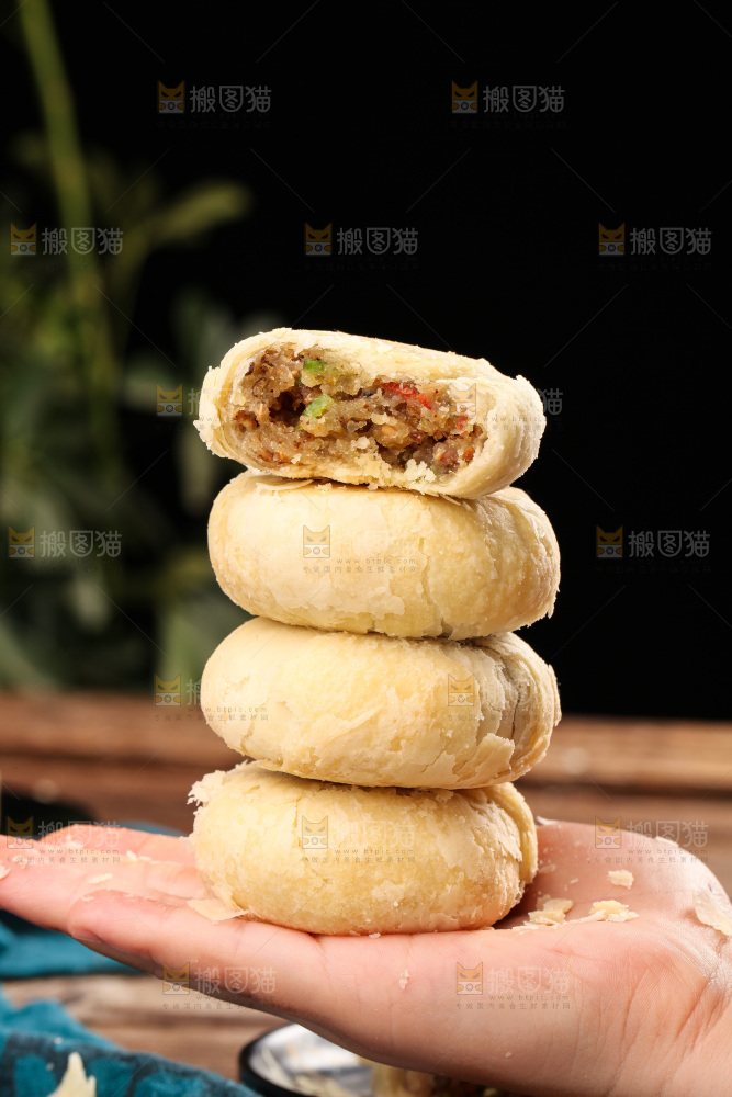 手上放着酥皮月饼