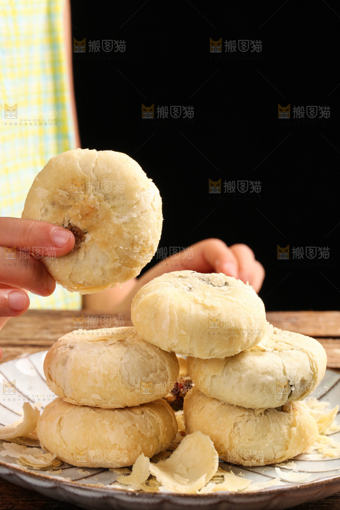 盘子里的酥皮月饼