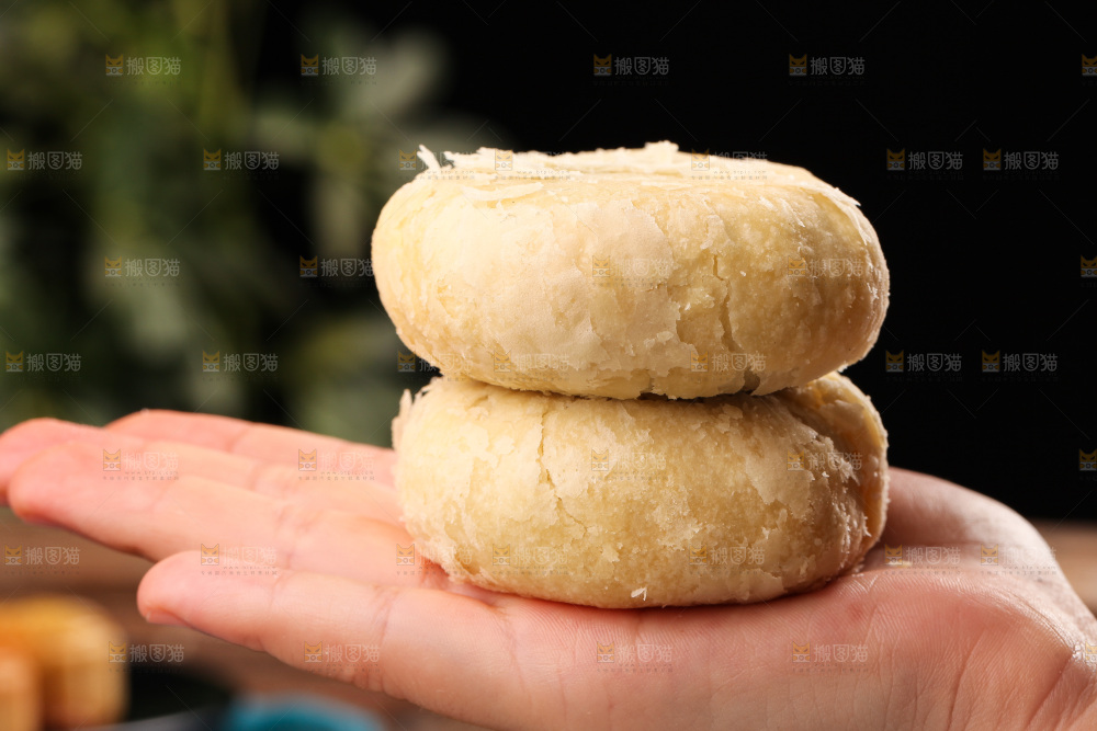 手上放着酥皮月饼