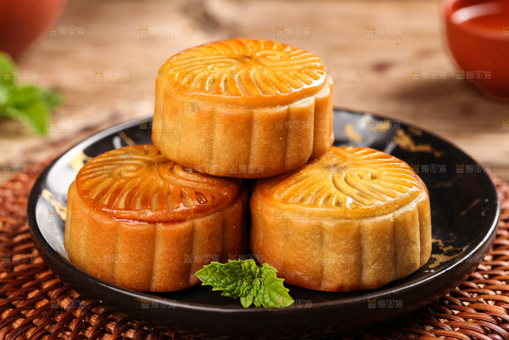 盘子里的水果月饼