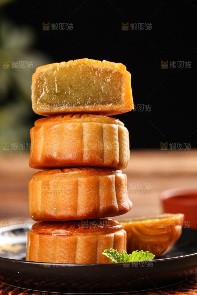 盘子里的水果月饼
