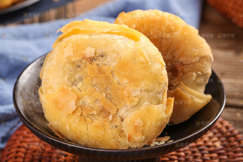盘子里的酥皮月饼