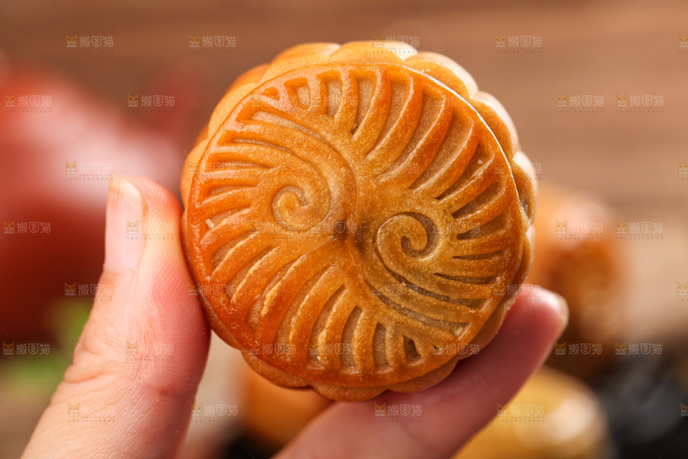 手上拿着水果月饼