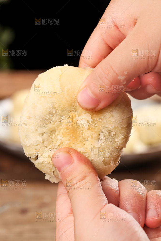 手拿着酥皮月饼
