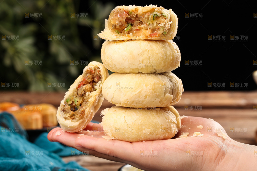 手上放着酥皮月饼