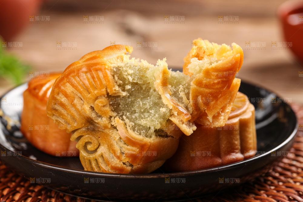 盘子里的水果月饼