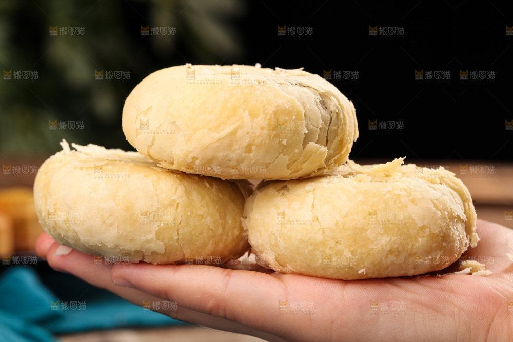 手上放着酥皮月饼