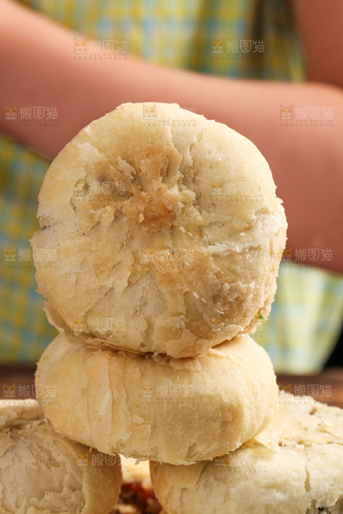 堆放着的酥皮月饼