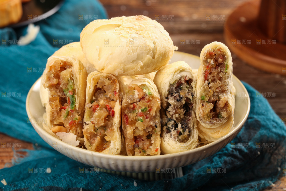 盘子里的酥皮月饼