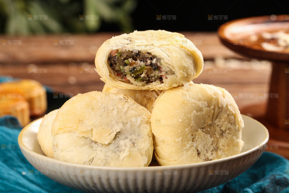 盘子里的酥皮月饼