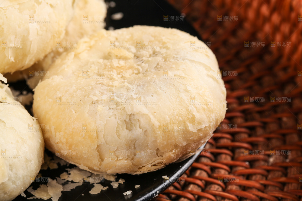 盘子里的酥皮月饼