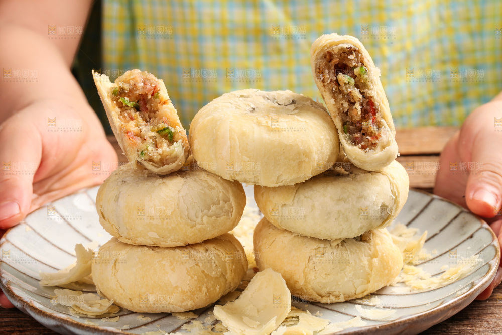 盘子里的酥皮月饼