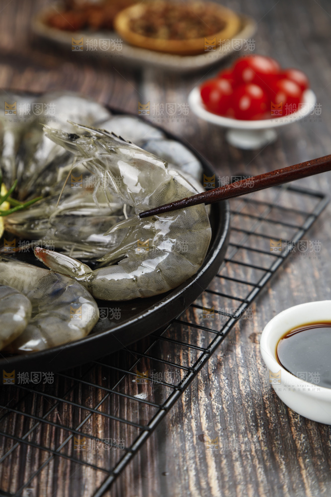 筷子上夹着大虾