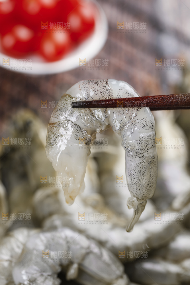 筷子上夹着大虾